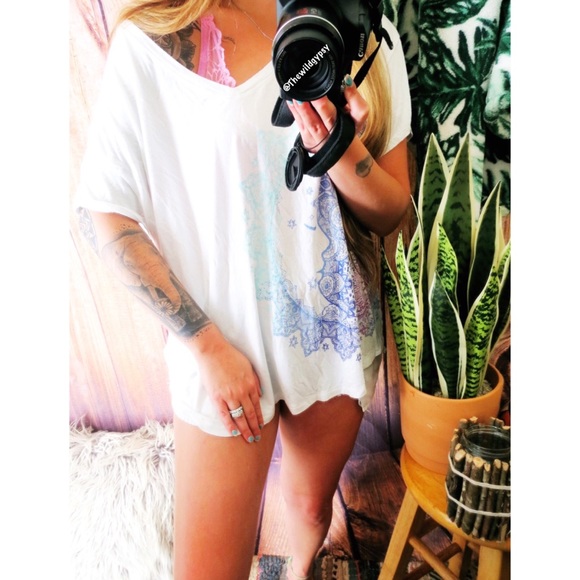 Boho accent printed slouchy tee 🌜 - Picture 2 of 7